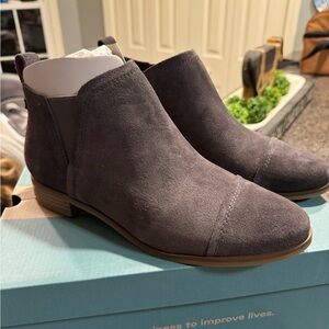 Women’s size 10 Tom boots